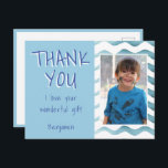 Blue Birthday Vielen Dank Kids Foto Postkarte<br><div class="desc">Blue Birthday Danke Kids Foto Postcard. Personalisierter Geburtstag danke Ihnen Karte für Ihre Freunde und Familie. Laden Sie Ihr Foto hoch und personalisieren Sie die Postkarte mit Ihrem Namen und Text. Die Postkarte hat vorne blaue Wellen. Großartig wie danke Karte für Jungs.</div>