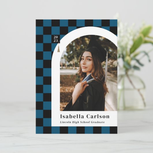 Blue & Black Checkered Arch Grad Annoucement Ankündigung (Stehend Vorderseite)