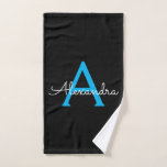 Blue Black Girl Script Monogram Name Handtuch<br><div class="desc">Schwarz und Blau einfache Script Monogram Name Badtuch. Das macht den perfekten 16 Geburtstag,  Hochzeit,  Brautparty,  Jubiläum,  Babydusche oder Junggeselinnen-Abschied Geschenk für jemanden,  der Lieben glamourösen Luxus und schicke Stile.</div>