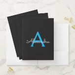 Blue Black Girl Script Monogram Name Modern Bewerbungsmappe<br><div class="desc">Black and Blue Simple Modern Script Monogram Name Pocket Folder Das macht den perfekten 16 Geburtstag,  Hochzeit,  Brautparty,  Jubiläum,  Babydusche oder Junggeselinnen-Abschied Geschenk für jemanden,  der Lieben glamourösen Luxus und schicke Stile.</div>