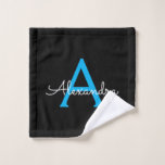 Blue Black Girl Script Monogram Name Waschlappen<br><div class="desc">Schwarz und Blau einfache Script Monogram Name Badtuch. Das macht den perfekten 16 Geburtstag,  Hochzeit,  Brautparty,  Jubiläum,  Babydusche oder Junggeselinnen-Abschied Geschenk für jemanden,  der Lieben glamourösen Luxus und schicke Stile.</div>