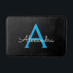 Blue Black Script Giron Monogram Name Badematte<br><div class="desc">Schwarz und Blau Einfache Script Monogram Name Bath Mats. Dies macht den perfekten Abschluss,  Geburtstag,  Hochzeit,  Brautparty,  Jubiläum,  Babydusche oder Junggeselinnen-Abschied Geschenk für jemanden,  die Lieben glamourösen Luxus und schicke Stile.</div>