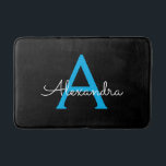 Blue Black Script Giron Monogram Name Badematte<br><div class="desc">Schwarz und Blau Einfache Script Monogram Name Bath Mats. Dies macht den perfekten Abschluss,  Geburtstag,  Hochzeit,  Brautparty,  Jubiläum,  Babydusche oder Junggeselinnen-Abschied Geschenk für jemanden,  die Lieben glamourösen Luxus und schicke Stile.</div>
