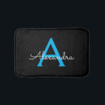 Blue Black Script Giron Monogram Name Badematte<br><div class="desc">Schwarz und Blau Einfache Script Monogram Name Bath Mats. Dies macht den perfekten Abschluss,  Geburtstag,  Hochzeit,  Brautparty,  Jubiläum,  Babydusche oder Junggeselinnen-Abschied Geschenk für jemanden,  die Lieben glamourösen Luxus und schicke Stile.</div>
