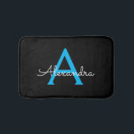 Blue Black Script Giron Monogram Name Badematte<br><div class="desc">Schwarz und Blau Einfache Script Monogram Name Bath Mats. Dies macht den perfekten Abschluss,  Geburtstag,  Hochzeit,  Brautparty,  Jubiläum,  Babydusche oder Junggeselinnen-Abschied Geschenk für jemanden,  die Lieben glamourösen Luxus und schicke Stile.</div>