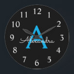 Blue Black Script Giron Monogram Name Große Wanduhr<br><div class="desc">Blue und Black Simple Script Monogram Name Clock. Das macht den perfekten 16 Geburtstag,  Hochzeit,  Brautparty,  Jubiläum,  Babydusche oder Junggeselinnen-Abschied Geschenk für jemanden,  der Lieben glamourösen Luxus und schicke Stile.</div>