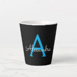 Blue Black Script Giron Monogram Name Milchtasse<br><div class="desc">Black and Blue Simple Script Monogram Name Latte Coffee Cup Tasse. Das macht den perfekten 16 Geburtstag,  Hochzeit,  Brautparty,  Jubiläum,  Babydusche oder Junggeselinnen-Abschied Geschenk für jemanden,  der Lieben glamourösen Luxus und schicke Stile.</div>