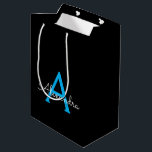 Blue Black Script Giron Monogram Name Mittlere Geschenktüte<br><div class="desc">Black and Blue Simple Script Monogram Name Geschenktasche. Das macht den perfekten 16 Geburtstag,  Hochzeit,  Brautparty,  Jubiläum,  Babydusche oder Junggeselinnen-Abschied Geschenktasche für jemanden,  der Lieben glamourösen Luxus und schicke Stile.</div>