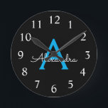 Blue Black Script Giron Monogram Name Runde Wanduhr<br><div class="desc">Blue und Black Simple Script Monogram Name Clock. Das macht den perfekten 16 Geburtstag,  Hochzeit,  Brautparty,  Jubiläum,  Babydusche oder Junggeselinnen-Abschied Geschenk für jemanden,  der Lieben glamourösen Luxus und schicke Stile.</div>
