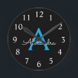 Blue Black Script Giron Monogram Name Runde Wanduhr<br><div class="desc">Blue und Black Simple Script Monogram Name Clock. Das macht den perfekten 16 Geburtstag,  Hochzeit,  Brautparty,  Jubiläum,  Babydusche oder Junggeselinnen-Abschied Geschenk für jemanden,  der Lieben glamourösen Luxus und schicke Stile.</div>