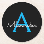 Blue Black Script Giron Monogram Name Runder Pappuntersetzer<br><div class="desc">Untersetzer für einfache,  schwarze und blaue Script-Monogram-Namenspapiere. Dies macht den perfekten Abschluss,  Geburtstag,  Hochzeit,  Brautparty,  Jubiläum,  Babydusche oder Junggeselinnen-Abschied Geschenk für jemanden,  die Lieben glamourösen Luxus und schicke Stile.</div>