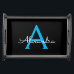 Blue Black Script Giron Monogram Name Serviertablett<br><div class="desc">Schwarz und Blau Einfaches Script Monogram Name Place Serviertablett. Dies macht den perfekten Abschluss,  Geburtstag,  Hochzeit,  Brautparty,  Jubiläum,  Babydusche oder Junggeselinnen-Abschied Geschenk für jemanden,  die Lieben glamourösen Luxus und schicke Stile.</div>