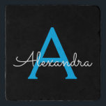 Blue Black Script Giron Monogram Name Töpfeuntersetzer<br><div class="desc">Schwarz und Blau Einfache Skriptmonogramm Name Stone Trivet. Dies macht den perfekten Abschluss,  Geburtstag,  Hochzeit,  Brautparty,  Jubiläum,  Babydusche oder Junggeselinnen-Abschied Geschenk für jemanden,  die Lieben glamourösen Luxus und schicke Stile.</div>
