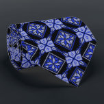 Blue & Black Tatreez Henna Thobe Muster Krawatte<br><div class="desc">Moderne blaue und schwarze traditionelle Tatreez Henna Thobe Kunstwerk Arabesque Muster Krawatte von Socktiety. Karo die passenden Socken aus, um das Outfit zu vervollständigen.</div>