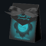 Blue Black Vintag Frame 90th Birthday Gefallen Box Geschenkschachtel<br><div class="desc">Eleganter und Vintag modernisierter Rahmen in blauer Farbskala. Design auf Zelt Gefälligkeitsbox mit Texten,  die für die 90. Geburtstagsparty angepasst werden. Passend zur Geburtstagseinladung,  Gästebuch,  Geschenktasche und mehr... </div>