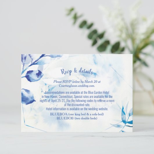 Blue Blätter Botanical Wedding RSVP Online Card (Stehend Vorderseite)