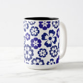 Blue Blossom Elegance Zweifarbige Tasse (VorderseiteRechts)