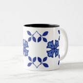 Blue Blossom Elegance Zweifarbige Tasse (VorderseiteRechts)