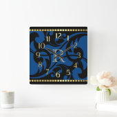 Blue Blüh Design Gold Border mit Monogram Quadratische Wanduhr (Zuhause)