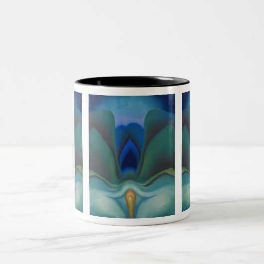 Blue Blume, Georgia O'Keeffe Zweifarbige Tasse (Mittel)