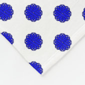 Blue Blume Ribbon von Kenneth Yoncich Fleecedecke (Ecke)
