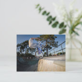 Blue BMX Balancing auf Ledge Postkarte (Stehend Vorderseite)