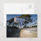 Blue BMX Balancing auf Ledge Postkarte (Vorne/Hinten)