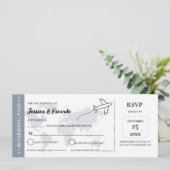 Blue Boarding Pass Hochzeit RSVP Gehäuse Karte (Stehend Vorderseite)