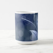 Blue Bokeh-Blätter Kaffeetasse (Mittel)