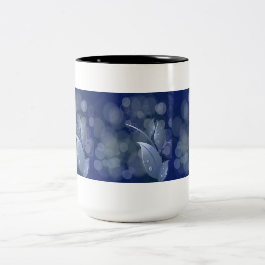 Blue Bokeh-Blätter Zweifarbige Tasse (Mittel)
