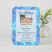 Blue Bokeh Foto Hochzeitseinladungen Einladung (Stehend Vorderseite)
