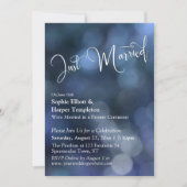 Blue Bokeh Light & "Just Married" Typografie Einladung (Vorderseite)