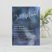 Blue Bokeh Light & "Just Married" Typografie Einladung (Stehend Vorderseite)