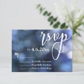 Blue Bokeh Light & Typografie 32 Wedding RSVP Karte (Stehend Vorderseite)