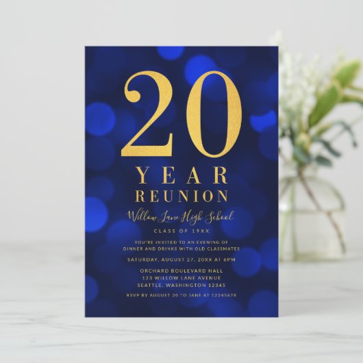 Blue Bokeh Lights 20-Jahres-Wiedersehen Einladung (Stehend Vorderseite)