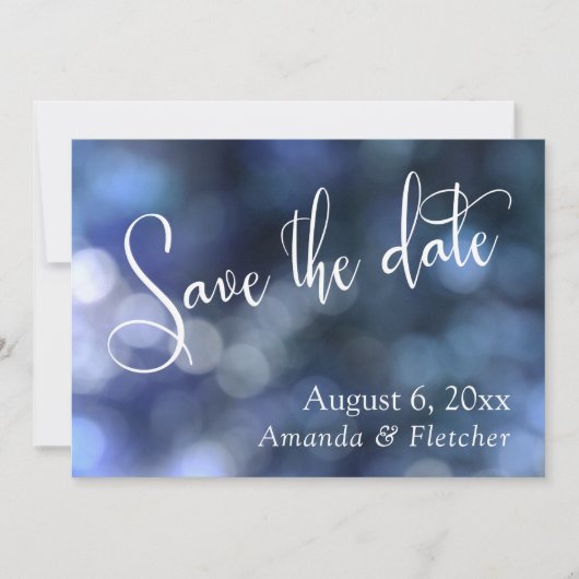 Blue Bokeh, moderne Save the Date Kalligraphie (Vorderseite)