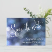 Blue Bokeh, moderne Save the Date Kalligraphie (Stehend Vorderseite)