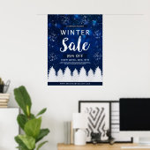 Blue Bokeh Snowy Winter Verkauf Einzelhandelswerbu Poster (Heimbüro)