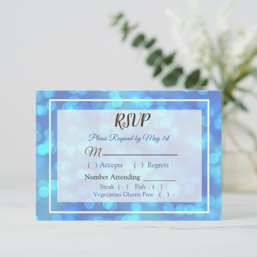Blue Bokeh Wedding RSVP Karte (Stehend Vorderseite)