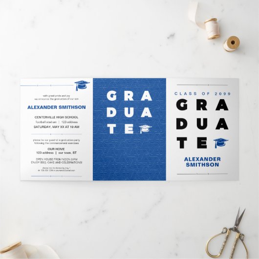 Blue Bold GRADUATE Letters and Cap Abschluss Dreifach Gefaltete Ankündigung (Außenbereich)