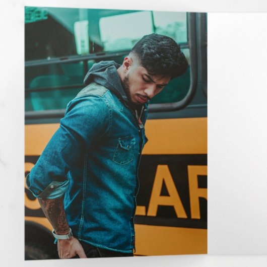 Blue Bold GRADUATE Letters and Cap Abschluss Dreifach Gefaltete Ankündigung (Innen Erste Seite)