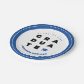 Blue Bold GRADUATE Letters and Cap Abschluss Pappteller (Schrägansicht)