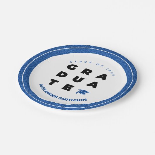 Blue Bold GRADUATE Letters and Cap Abschluss Pappteller (Schrägansicht)