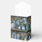 Blue Books and Flowers on Bookshelf Geschenkschachtel (Geöffnet)