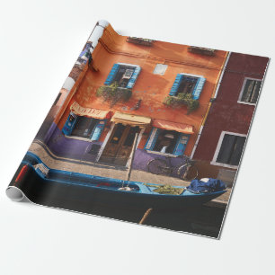 BLUE BOOT AUF DEM FLUSS NAHE ORANGE GEBÄUDE GESCHENKPAPIER