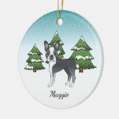 Blue Boston Terrier in einem Winterwald & Name Keramik Ornament (Links)