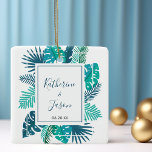 Blue Botanical Beach Palm Wedding Keepake Keramikornament<br><div class="desc">Moderne blaugrüne botanische Hochzeitskirchensornament für eine Strandfeier oder Sommerzeremonie im Freien. Das Blätter ist aus wildem Blattwerk und Palmen,  für eine Hochzeit auf der Insel Hawaii. Großes Jubiläum für das glückliche Paar.</div>