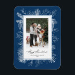 Blue Botanical Frame Happy Hanukkah Foto Magnet<br><div class="desc">Happy Hanukka! Versenden Sie Urlaubsszenarien mit diesem Vintagen Hanukkah-Magneten. Es zeigt Vintage Linienkunst von Pinecones,  Kiefernnadeln und Hollies mit blauem Hintergrund. Personalisieren Sie diese,  indem Sie Ihr Foto,  Ihren Namen,  Ihr Jahr und Ihre Nachricht hinzufügen. Dieser Vintage Hanukkah Foto Magnet ist in anderen Farben erhältlich. Matching-Elemente sind verfügbar.</div>