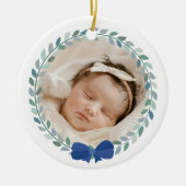 Blue Bow-Adorned Wreath Baby's First Christmas Keramik Ornament (Vorne)