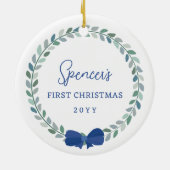 Blue Bow-Adorned Wreath Baby's First Christmas Keramik Ornament (Hinten)